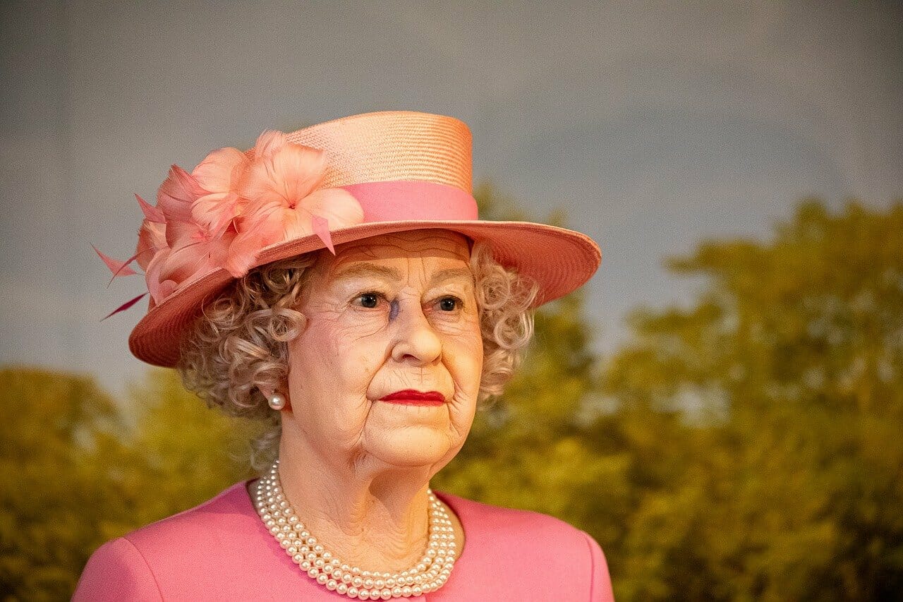 reine elizabeth II fortune