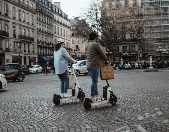 Les trottinettes électriques bientôt interdites à Paris ?