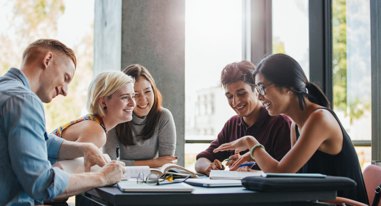 un groupe d'étudiants autour d'une table