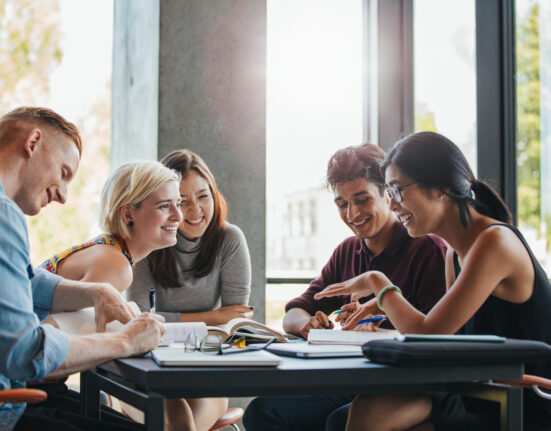 un groupe d'étudiants autour d'une table